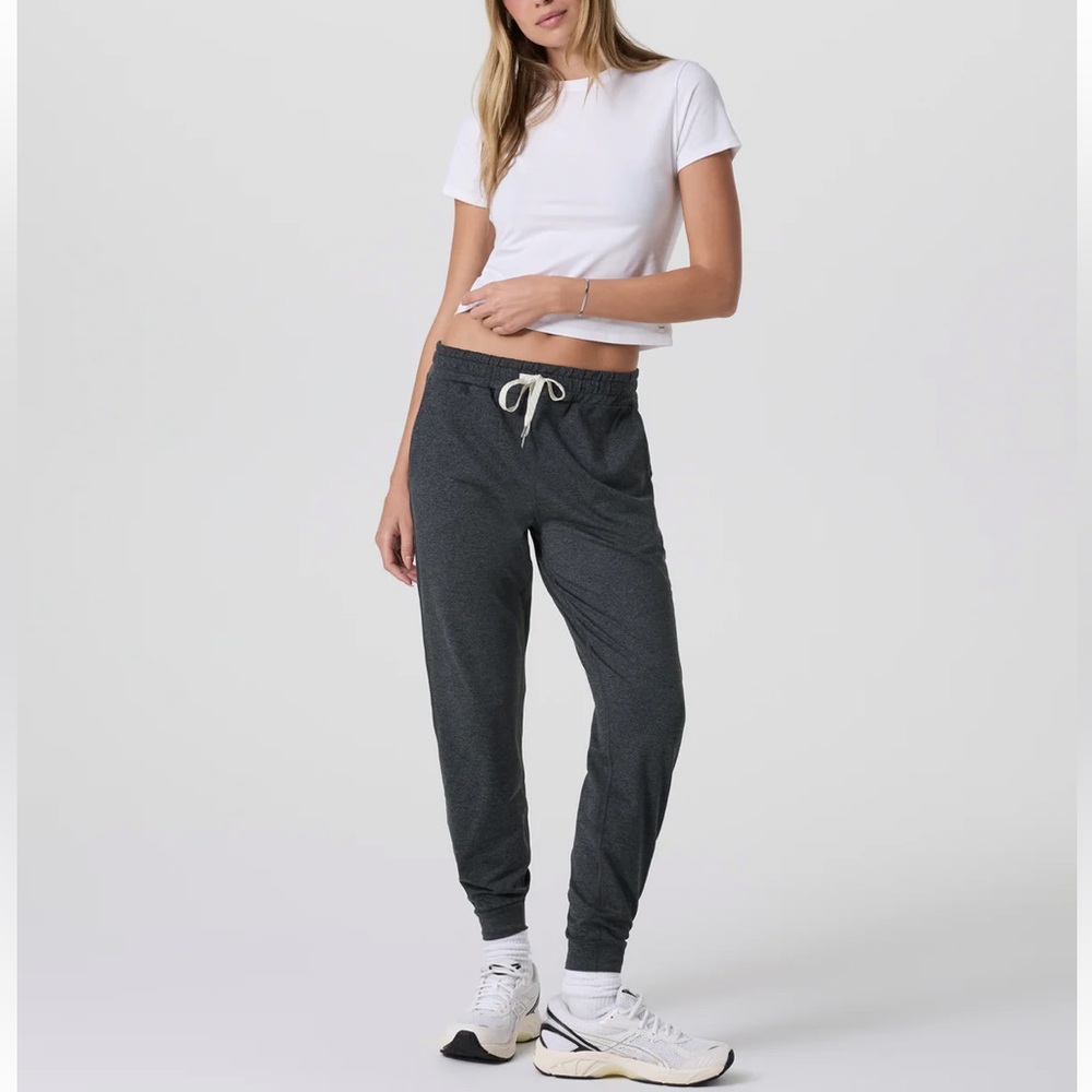 Vuori | Performance Jogger Charcoal Heather Gray Grey